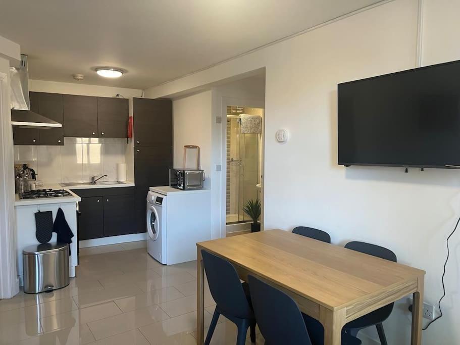 Lovely 2 Bedroom 2 Bathroom Apartment With Parking Loughborough Exterior photo