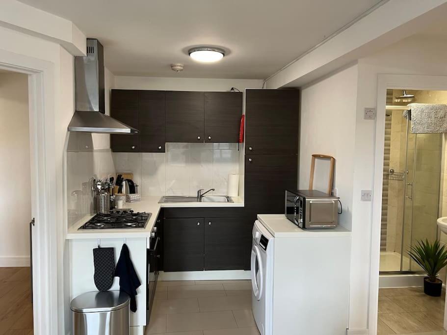 Lovely 2 Bedroom 2 Bathroom Apartment With Parking Loughborough Exterior photo
