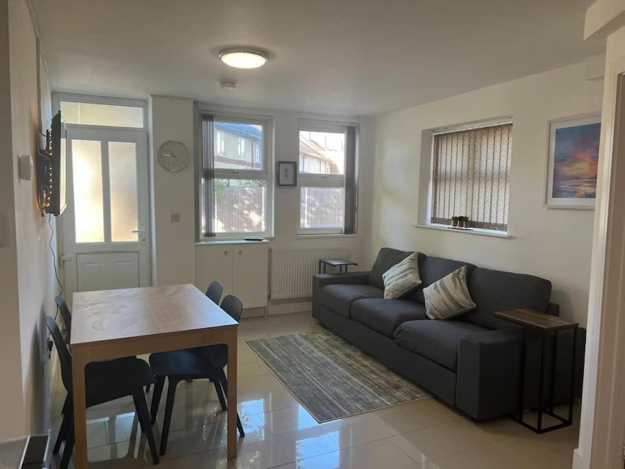 Lovely 2 Bedroom 2 Bathroom Apartment With Parking Loughborough Exterior photo