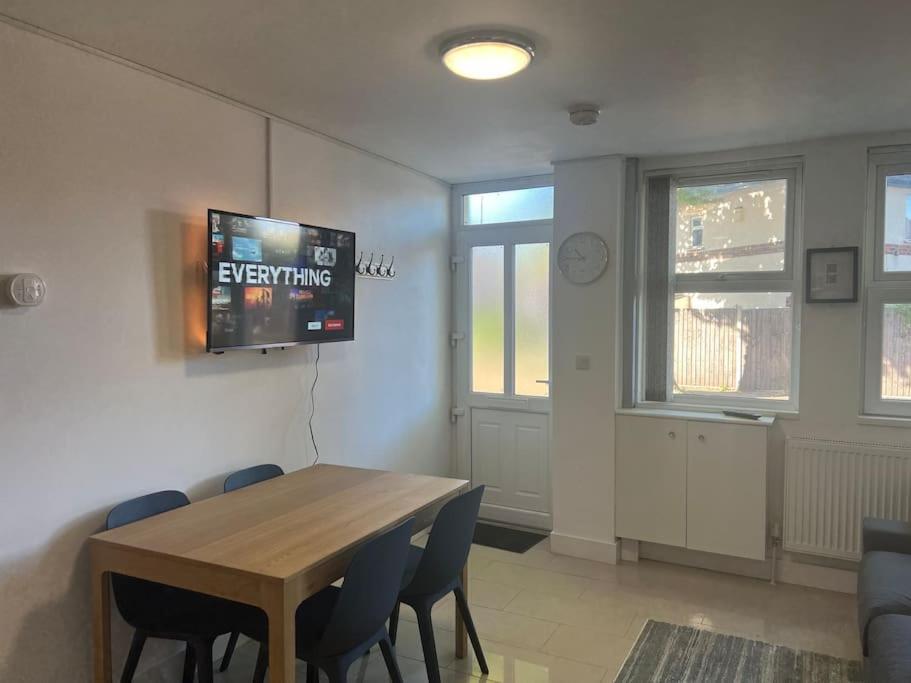 Lovely 2 Bedroom 2 Bathroom Apartment With Parking Loughborough Exterior photo